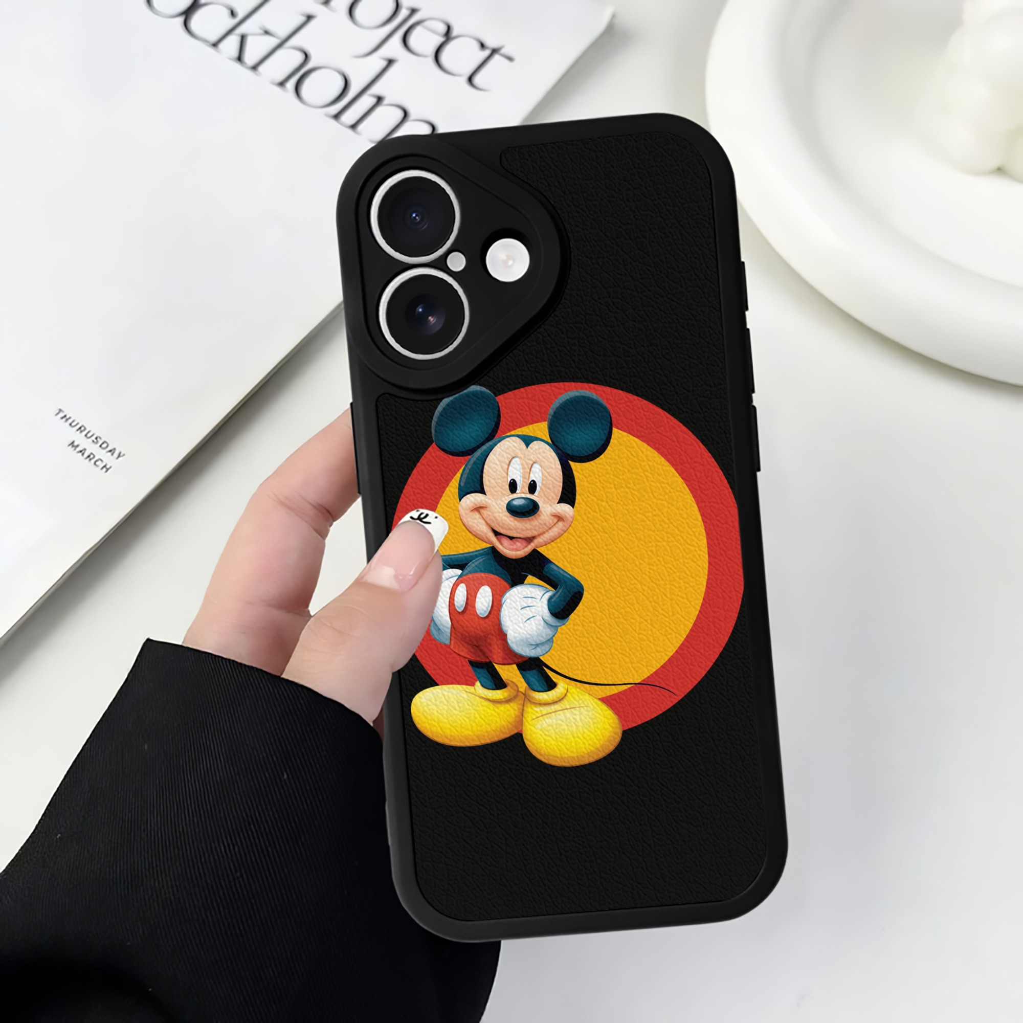 （画像用） ミッキーマウス Mickey Mouse 【iPhone 16シリーズ対応】シリコンスマホケース（レザー調） 材質：シリコン